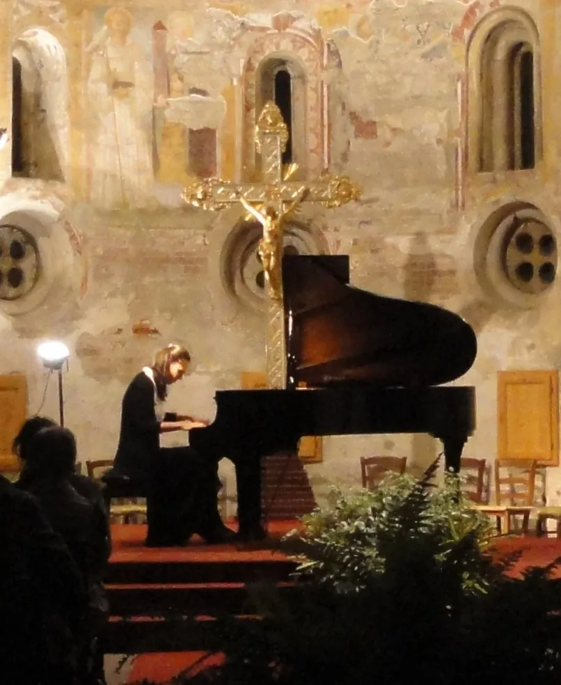 Valentina Dzhegnaradze suona in una chiesa affrescata, sotto il crocifisso